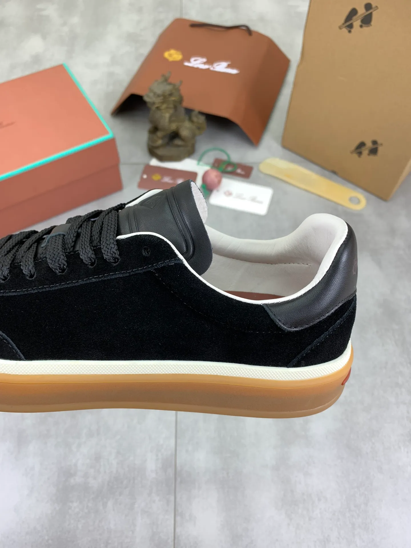 Men's Men's Shoes 💰P540 New 💰High Quality Loro Piana 💯Top Authentic Grade💯Buy the original 1:1 copy💯 Founded the existing Loro Piana company on April 24, 1924. It is now the sixth generation of family business, providing top quality products to customers who are discerning in taste and quality. Imported original fabrics, made of plain calfskin lining. Hand-sewn threads with cowhide feet. Original packaging. Size: 38-45. 7⃣️ colors available.